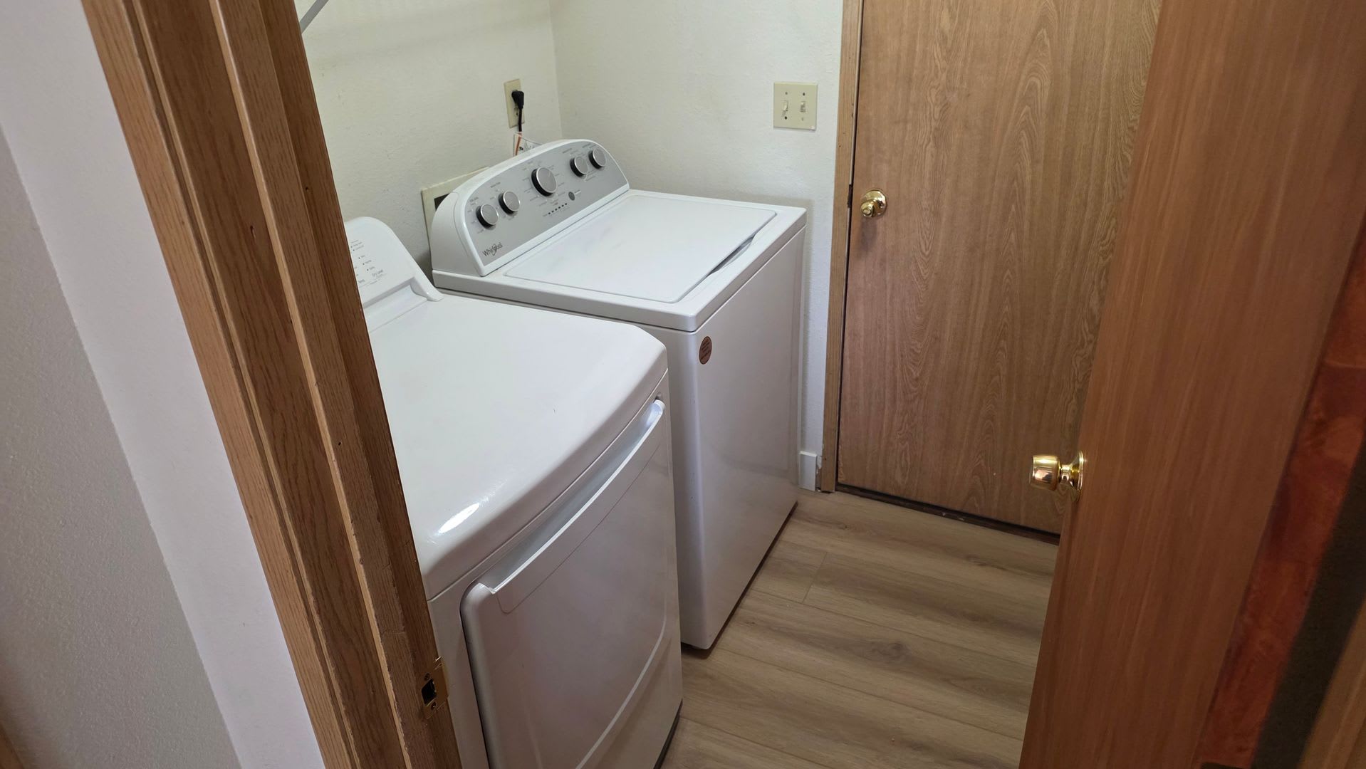3 Bed, 2 Bath Townhouse Available! – photo 3