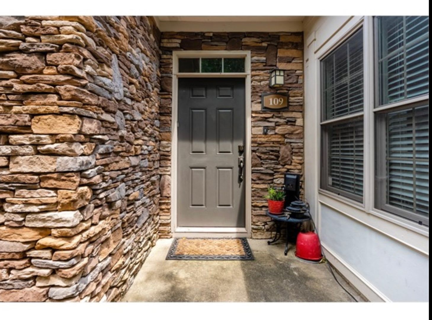 Lease This Beautiful Home In Great Waters – photo 3