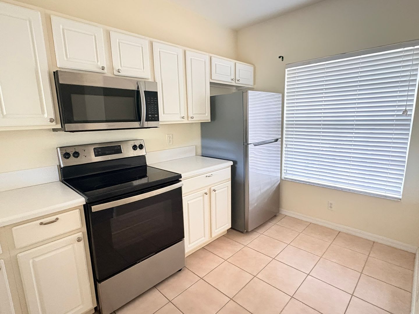 2 2 5 Townhome In Fort Myers For Rent – photo 1