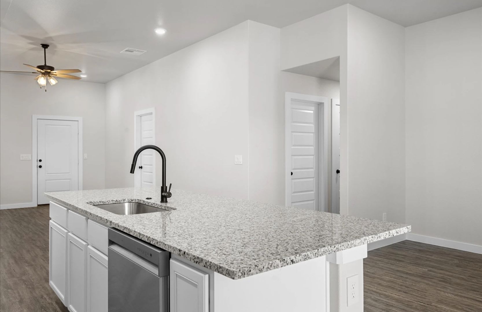 999 First Month S Rent Special – photo 4