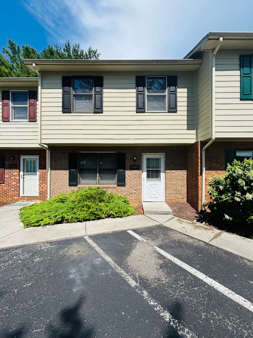 3 Bedroom, 3 Bath Townhouse – photo 1