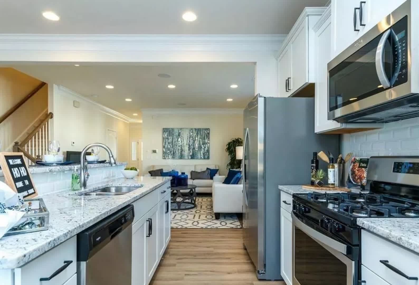 Room In 3 Bedroom Townhome At Scholar Dr – photo 3