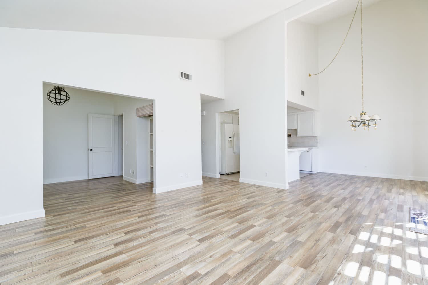 Bright and Open Floorplan! – photo 3