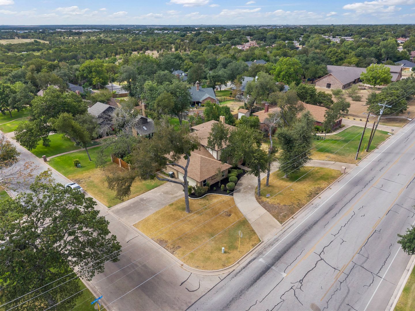Spacious 4 Bedroom Home in Established Temple Neighborhood! – photo 3