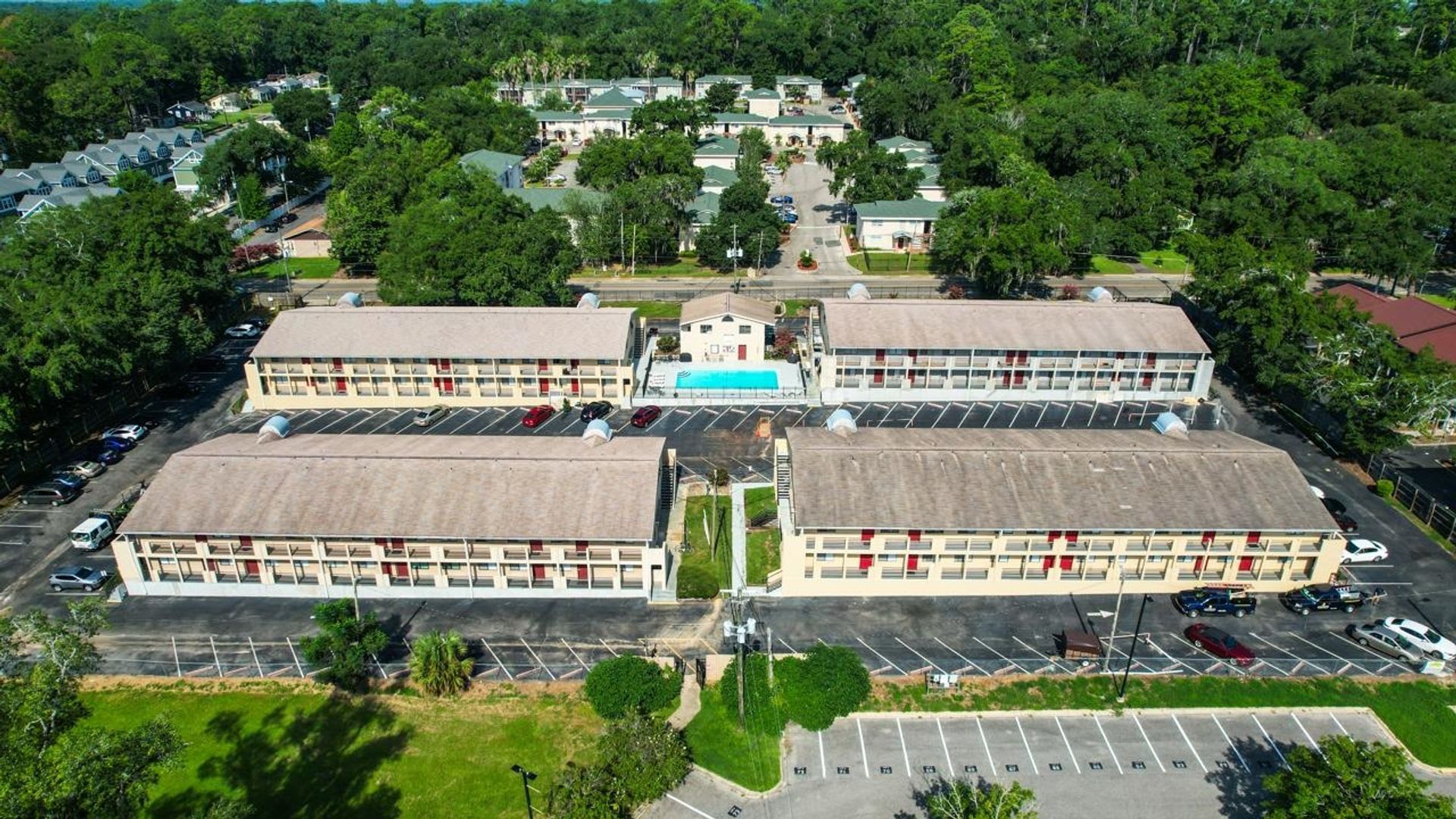1/1 PARTLY FURNISHED CONDO UNIT AVAILABLE FALL 2026 – photo 2
