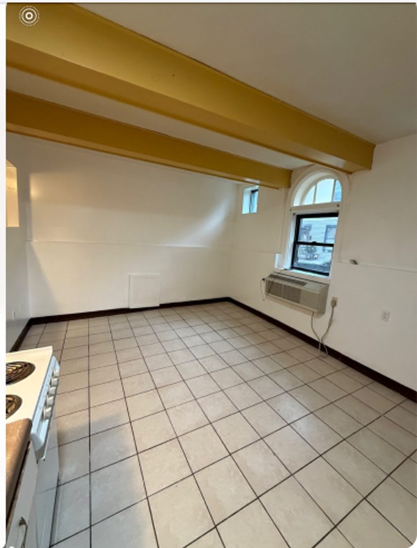 Studio Apartment In Brighton Heights – photo 1