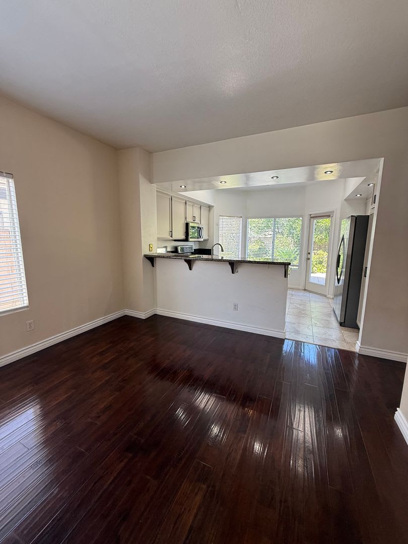3 bedroom, 2 1/2 bath single-family home in a wonderful neighborhood – photo 4
