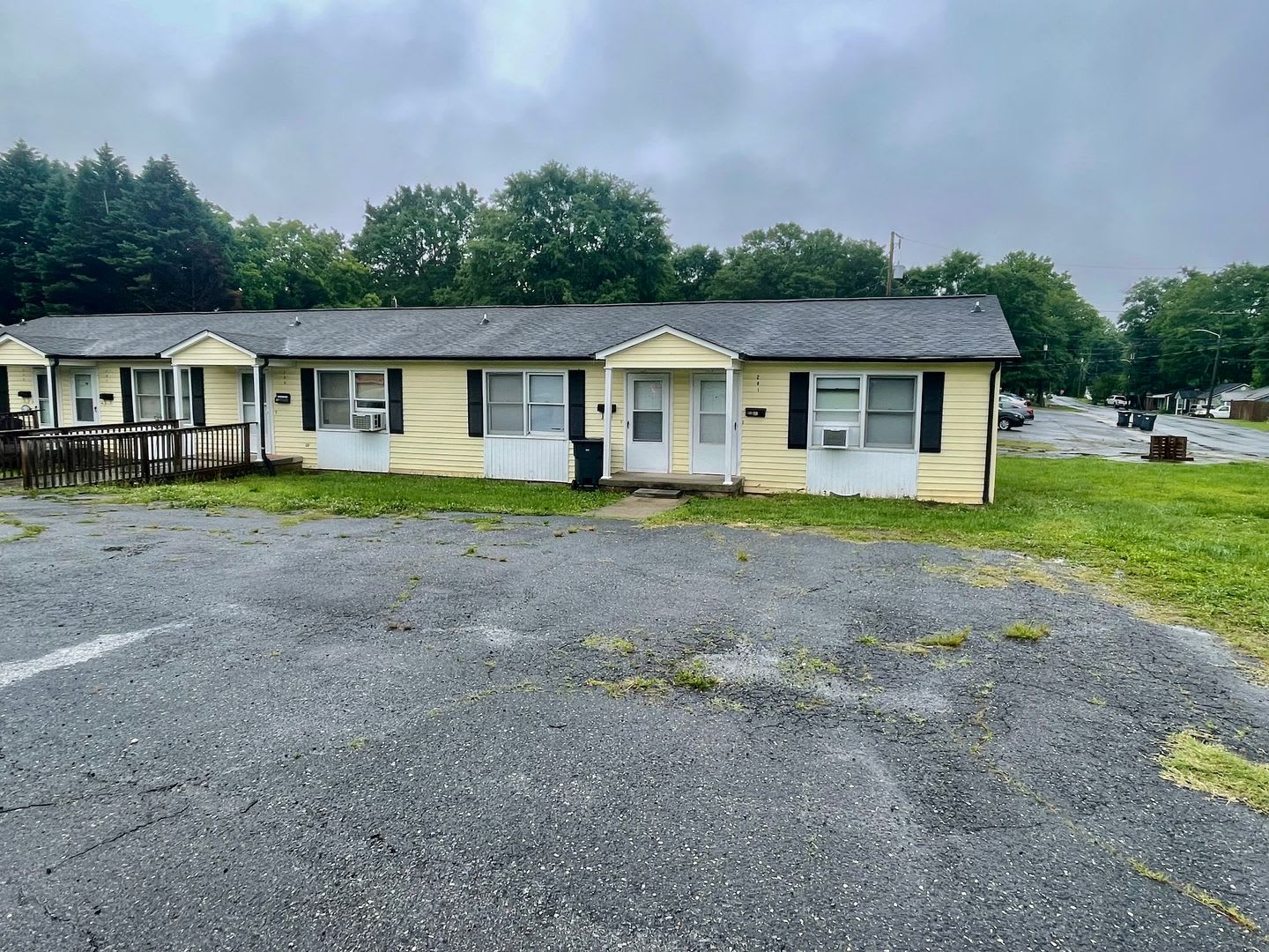Must see this adorable 1 bedroom 1 bath apartment . Located in Dallas . – photo 2