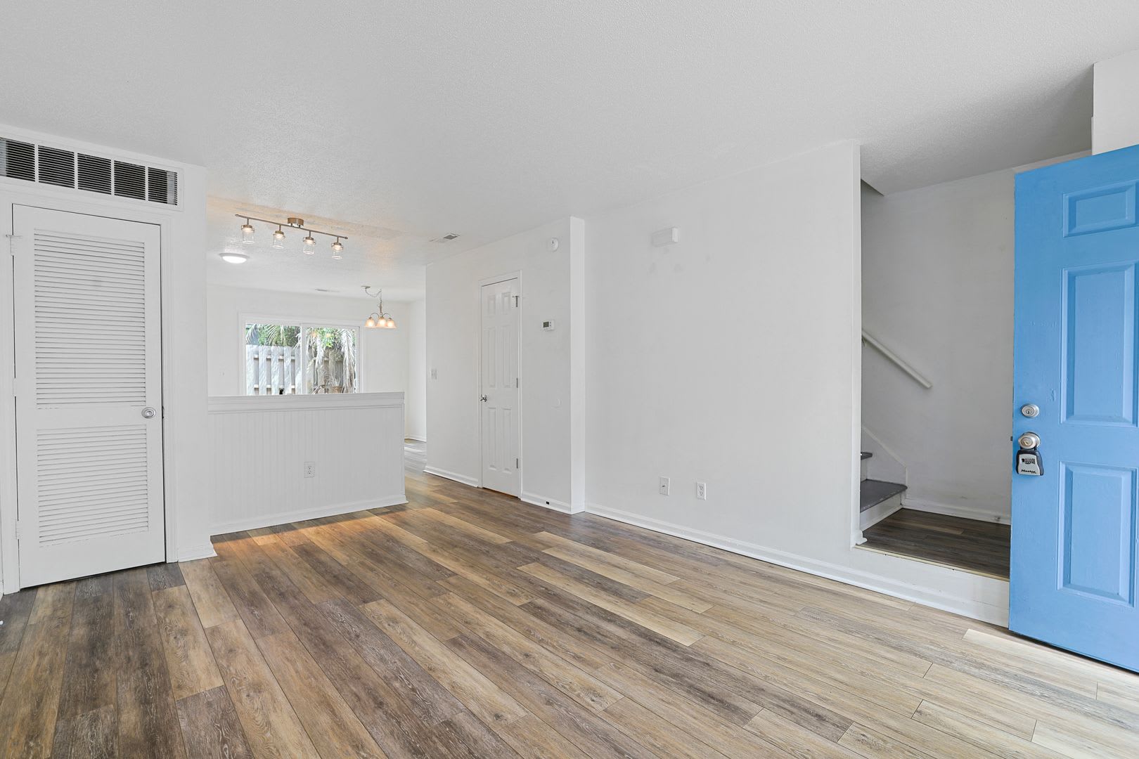 2 Bedroom Townhome Within Blocks To The Beach – photo 2