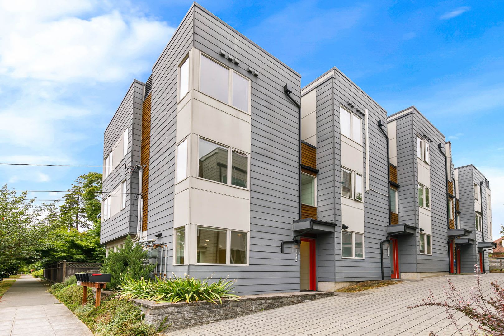 3 Bedroom Modern Industrial Townhome with City Views & Rooftop Oasis! MOVE IN READY! – photo 1