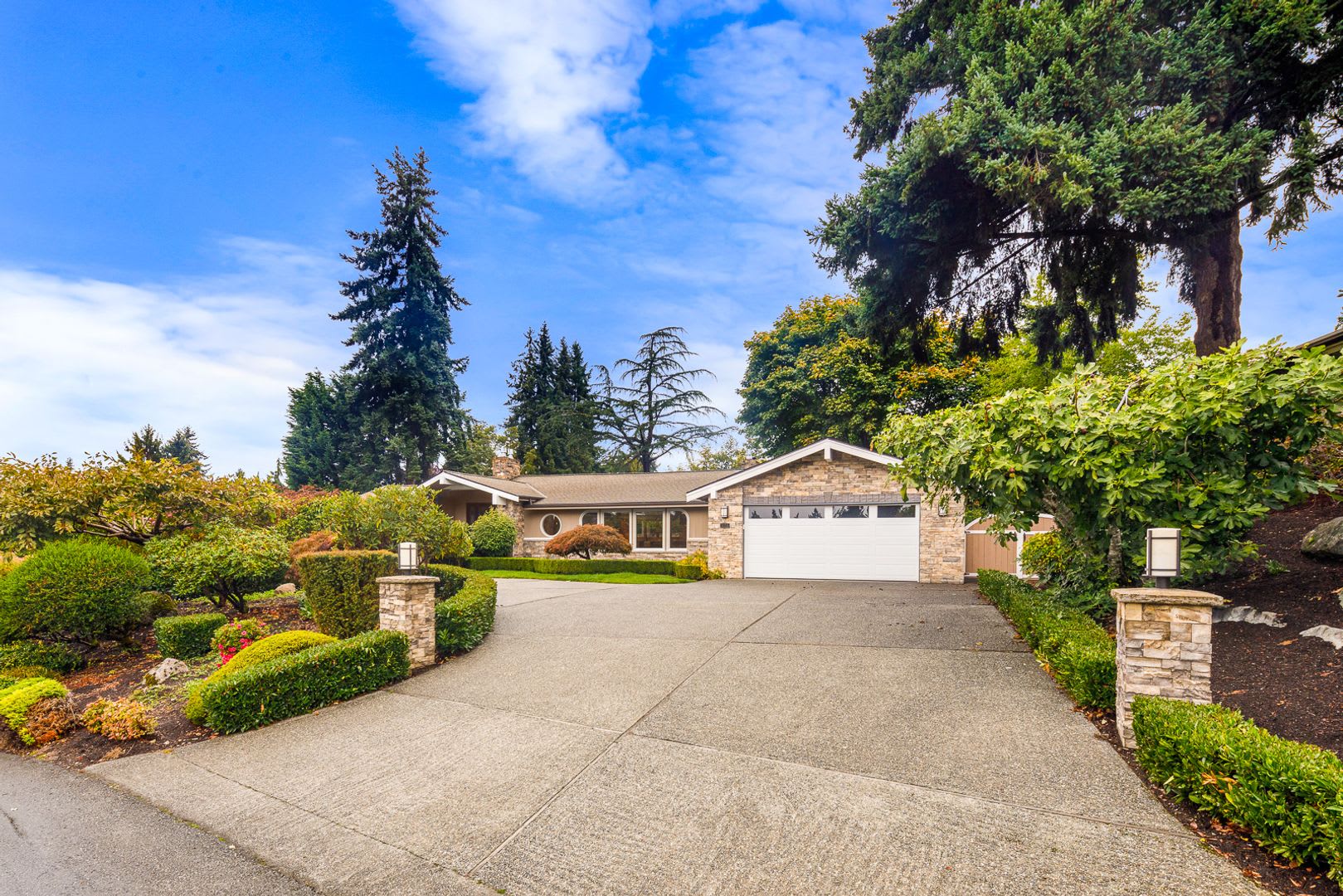 Welcoming Clyde Hill 5 Bedroom 3 Bath Home – photo 3