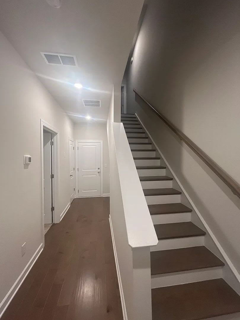 Room in 3 Bedroom Home at Memorial Pkwy – photo 3