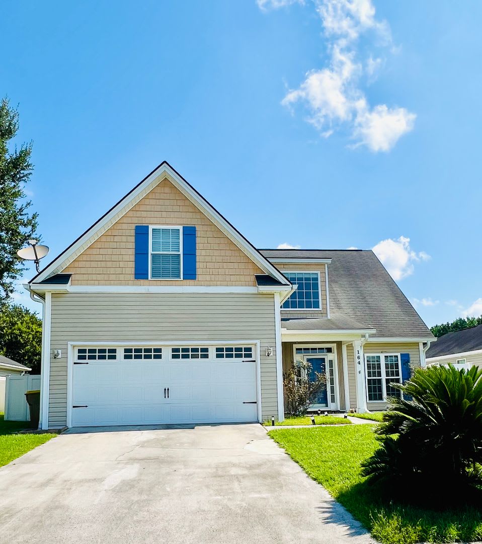 4 bed 2.5 bath home! – photo 2