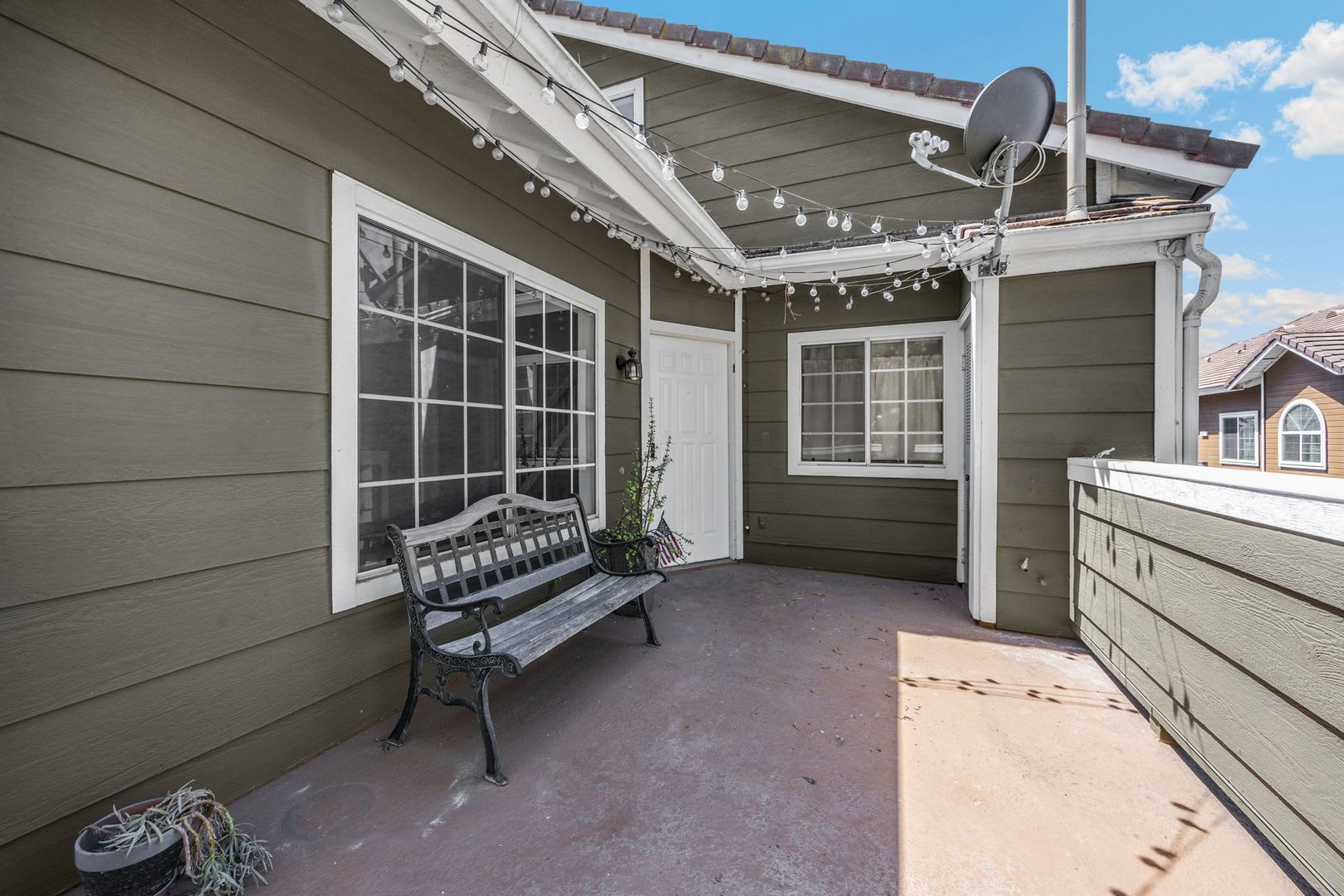 Spacious upper-level 2-bedroom, 2-bath condo featuring a private balcony/patio & upper loft – photo 3