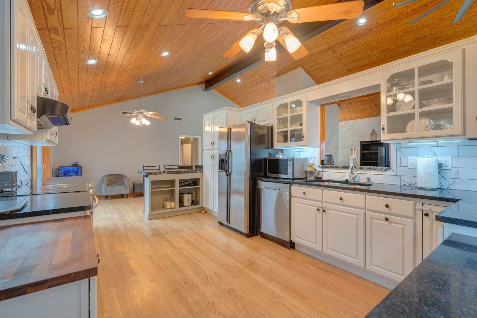 Open Floor Plan Home With Fenced Yard And Excellent Location – photo 1