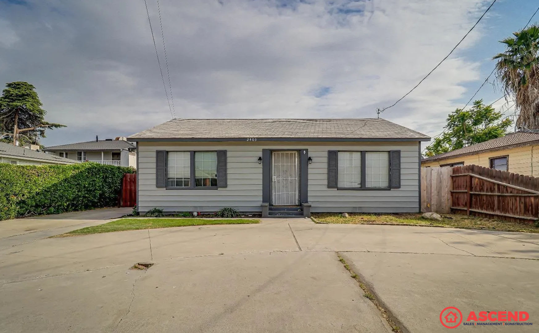 Spacious 3BD/1BA in Bakersfield – Water, Sewer & Trash Included! – photo 1