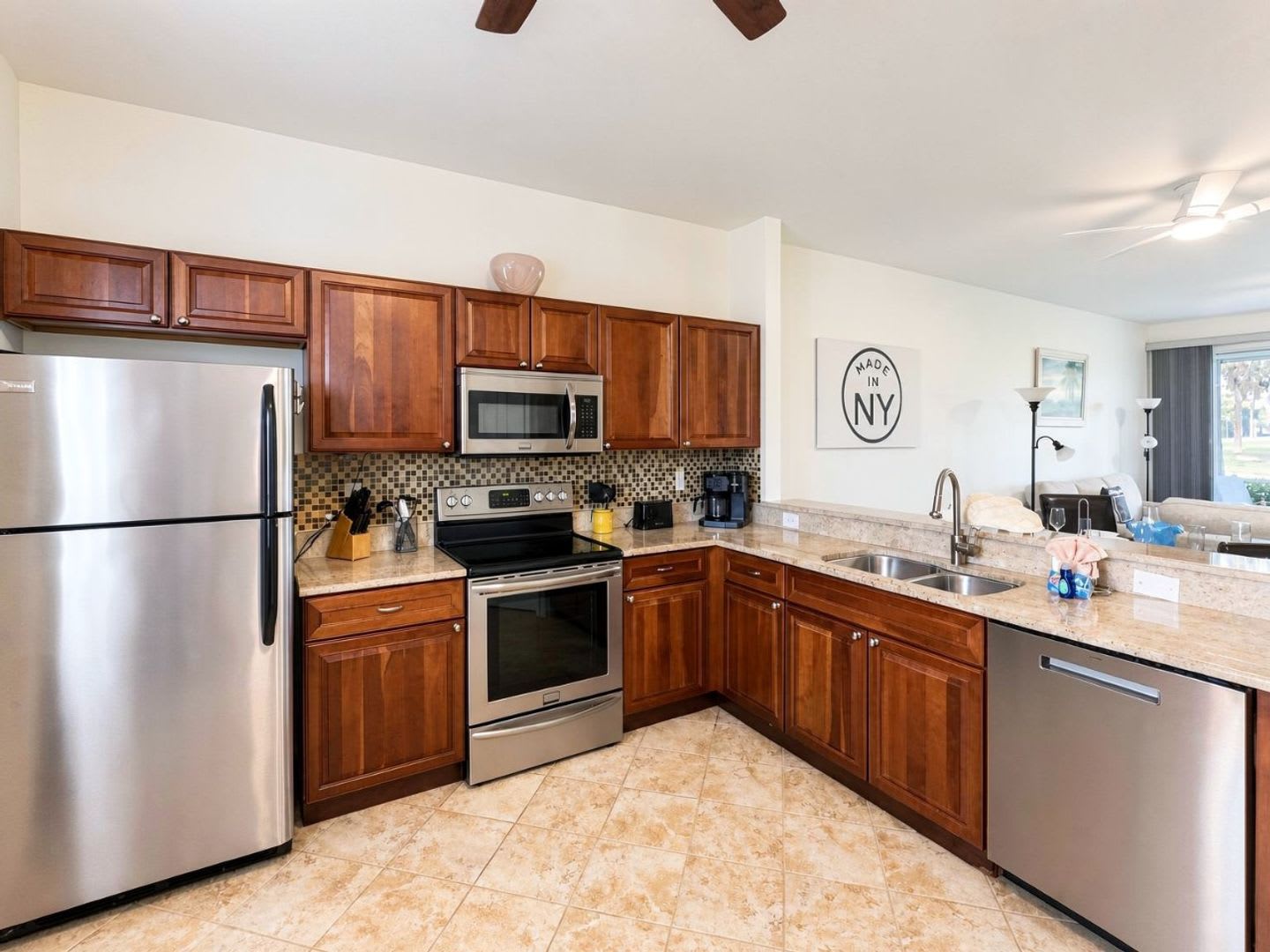 Beautifully furnished 2BR/2BA first-floor condo – photo 2