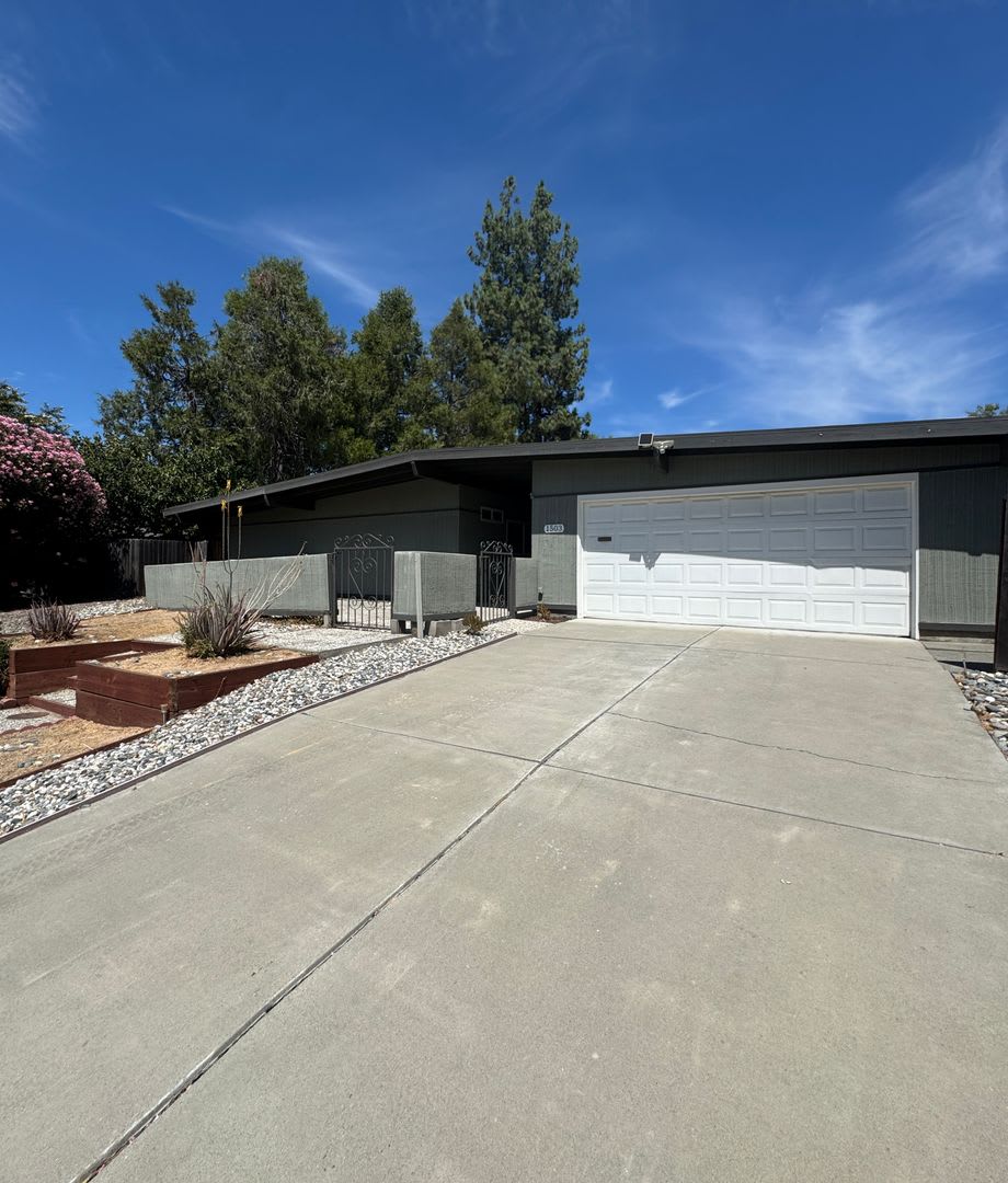 Beautiful & Spacious 4-Bedroom Home in Prime Davis Location – photo 2