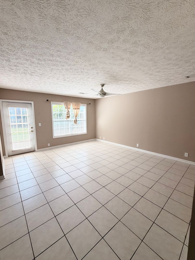 2 Bed/2.5 Bath at Donahue Crossing Available! – photo 5