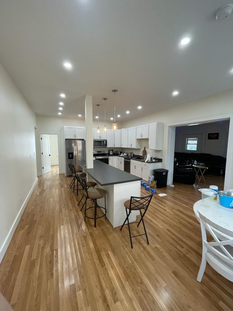 Massive 13-Bedroom House with huge Private Parking lot – Prime Campus Location! – photo 3
