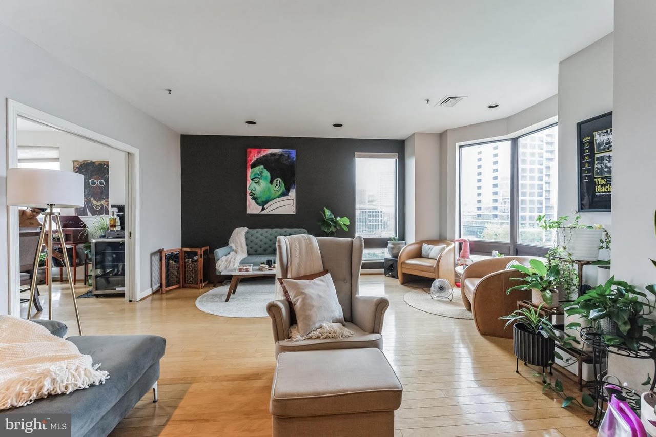 10 East Lee Street – photo 1