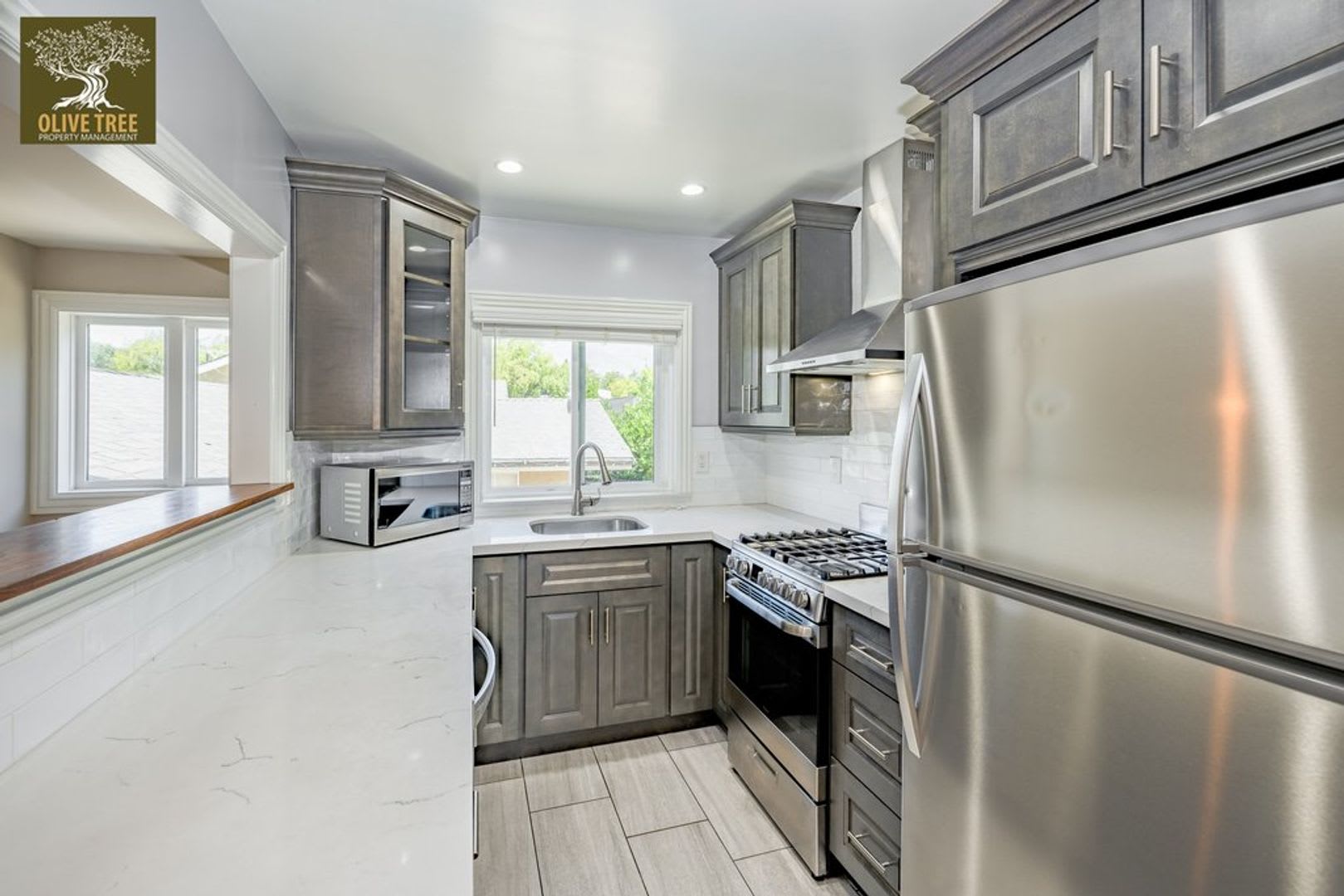 Fully Updated Spacious Studio Above Garages in Pasadena! – photo 5