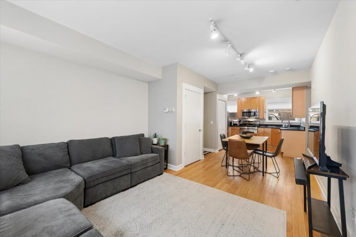 2541 Prairie Avenue – photo 3