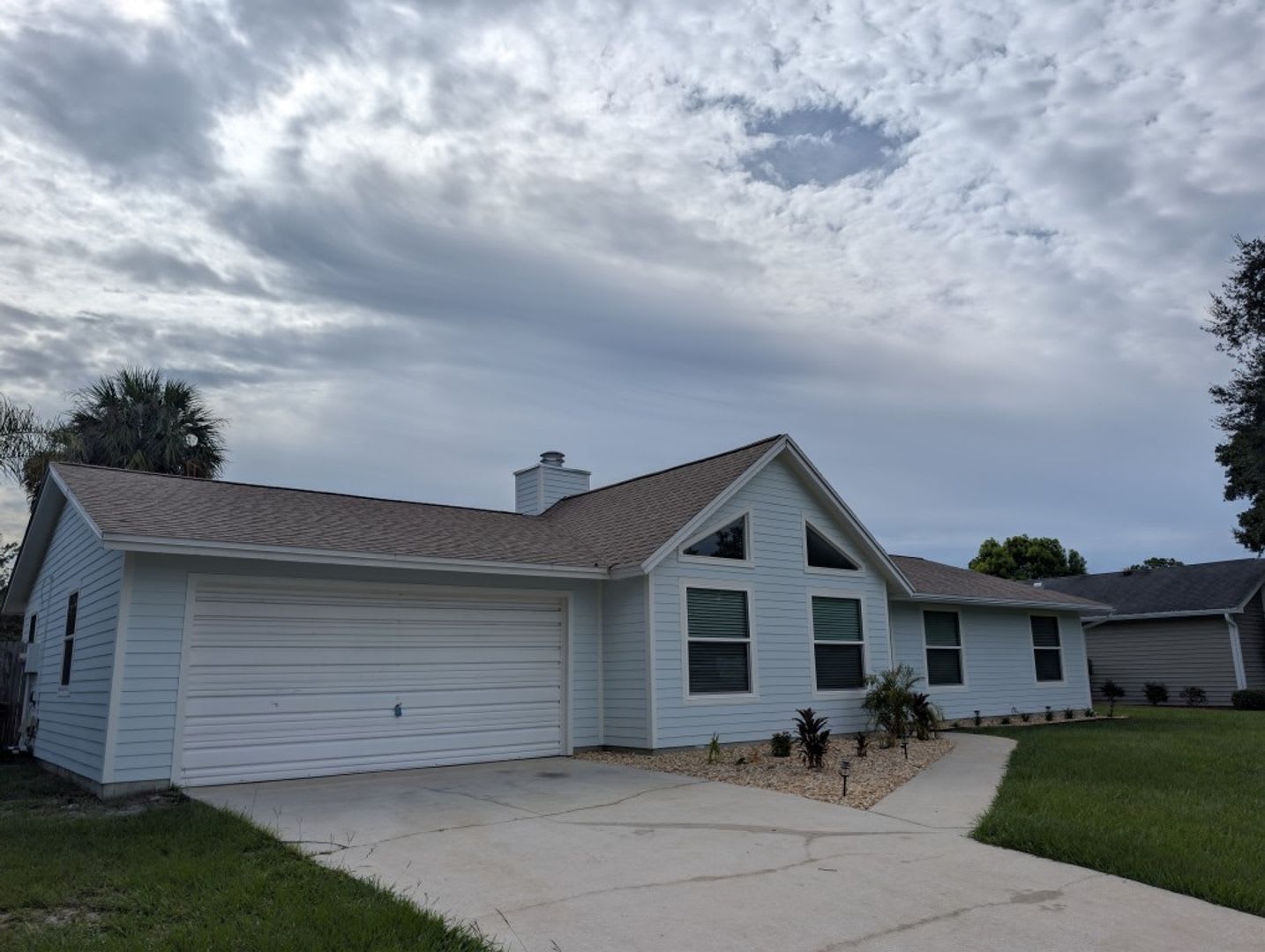 1 Story 3 Bed/2 Bath Large Home, Screened Porch, Fenced Yard – photo 2