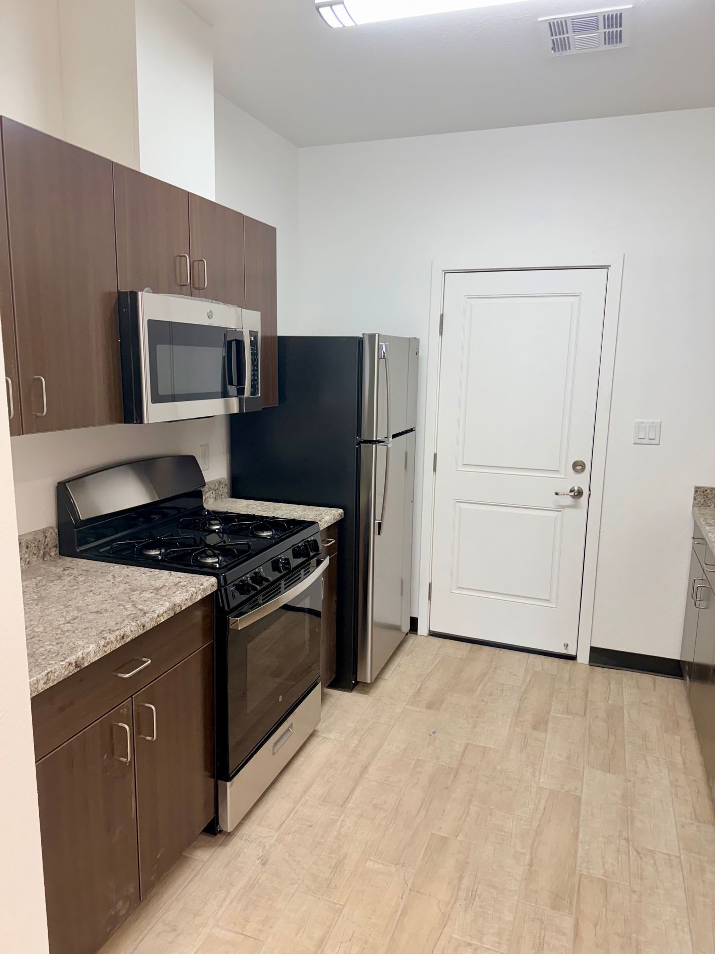 Brand New 2 Bedroom 2 Bath gated community apartments. – photo 5
