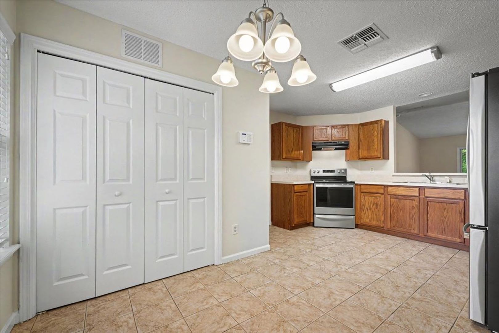 Spacious 3 Bedroom Home With 2 Car Garage Lawn Care Included – photo 4