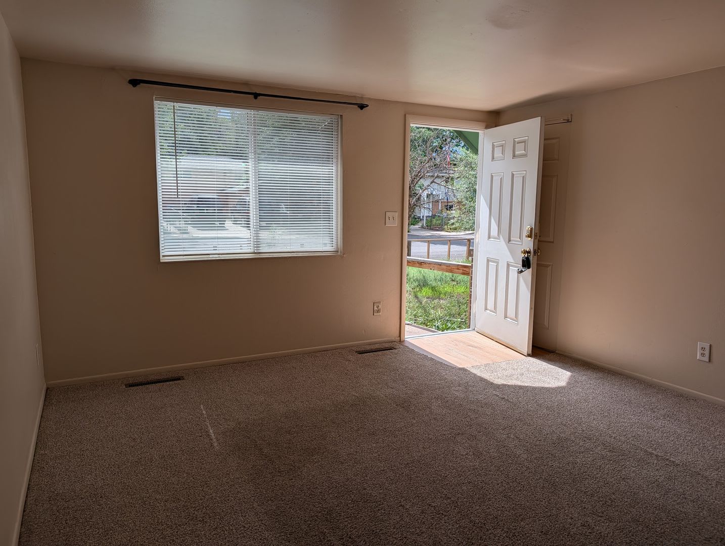 3 Bed 1 Bath With Big Backyard Available Now – photo 2