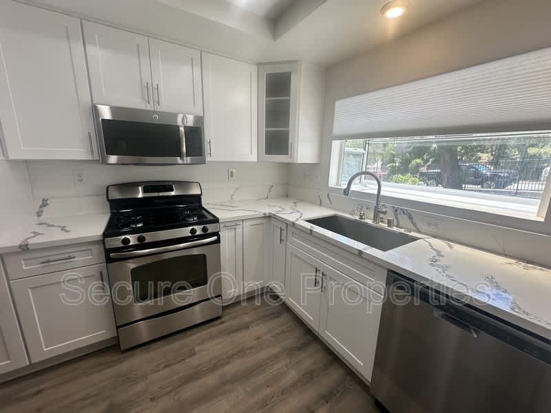 674 Warwick Ave – photo 5