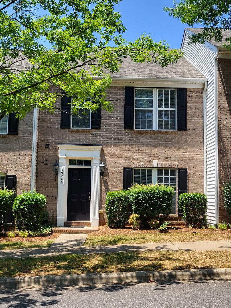 3 bedroom townhome in Cornelius – photo 1