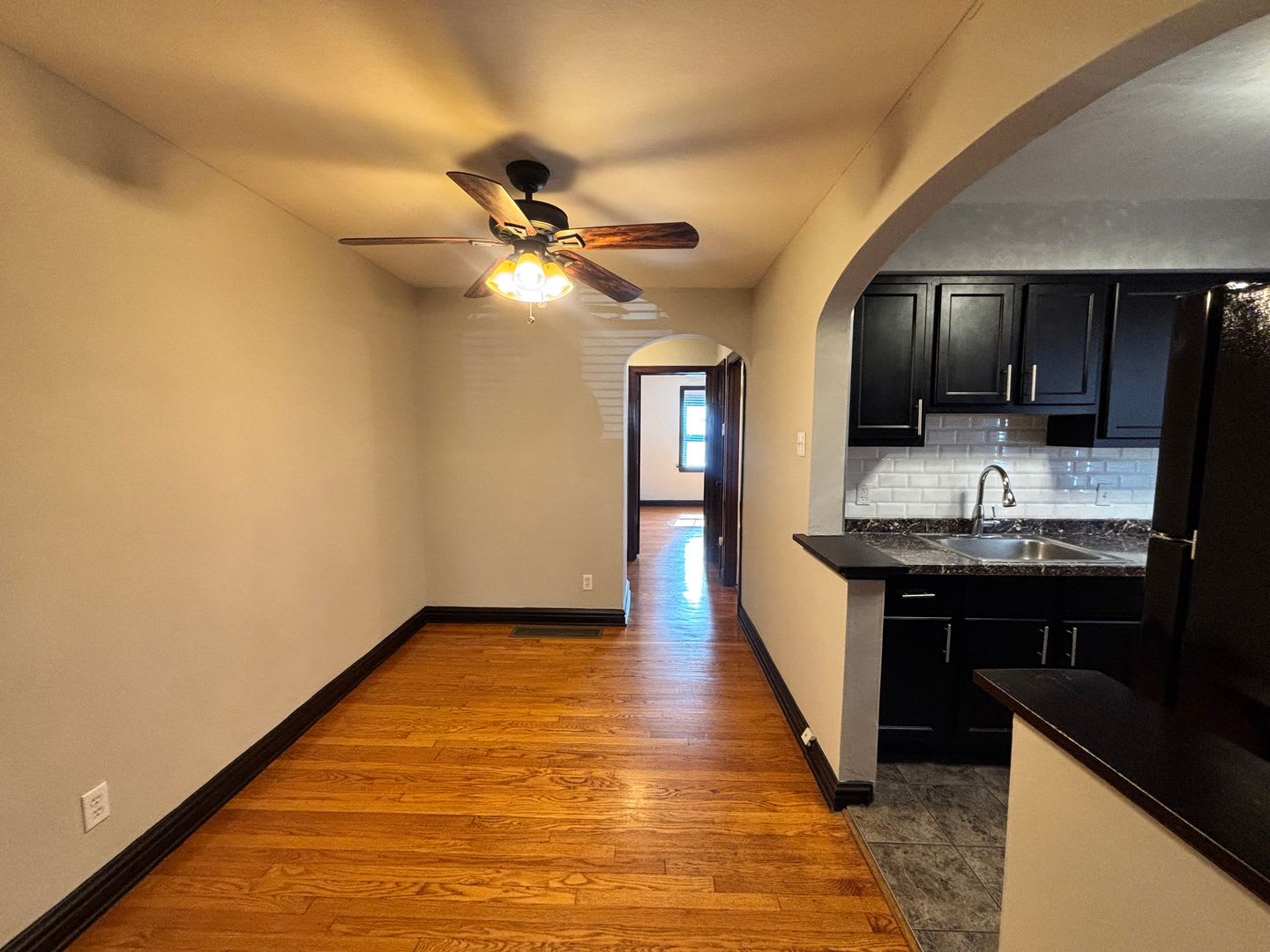 One Bedroom Apartment with Garage Parking! – photo 4