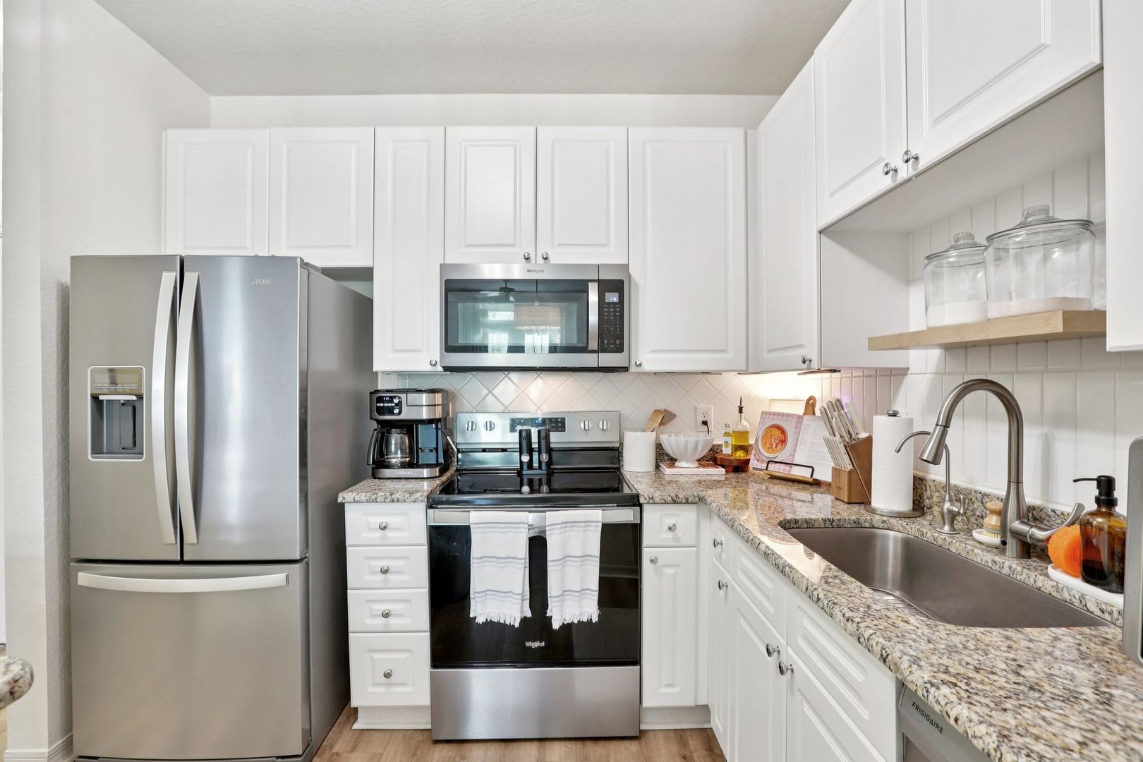 Beautifully Updated And Move In Ready This Fully Remodeled 1 Bedroom 1 Bath Condo Offers An Open Layout With High Ceilings And An Abundance Of Natural Light Throughout Located In The Westshore District – photo 1