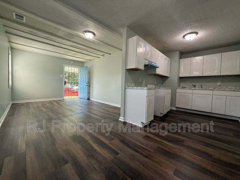 332 Flynn Rd – photo 3