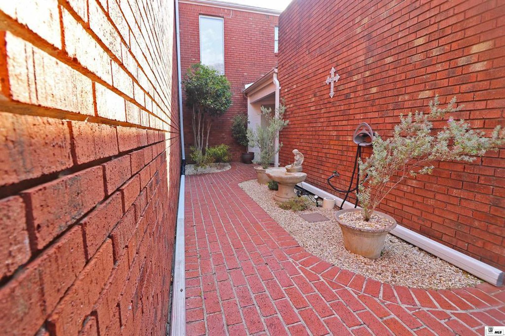 Great Townhouse in a Convenient Location! – photo 2