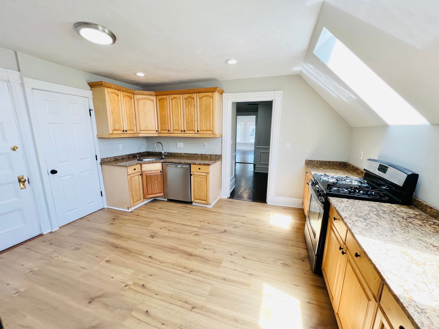 Newly Renovated Penthouse Unit – photo 3