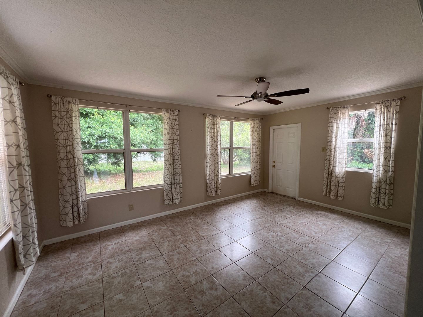 Sebastian Home – photo 2