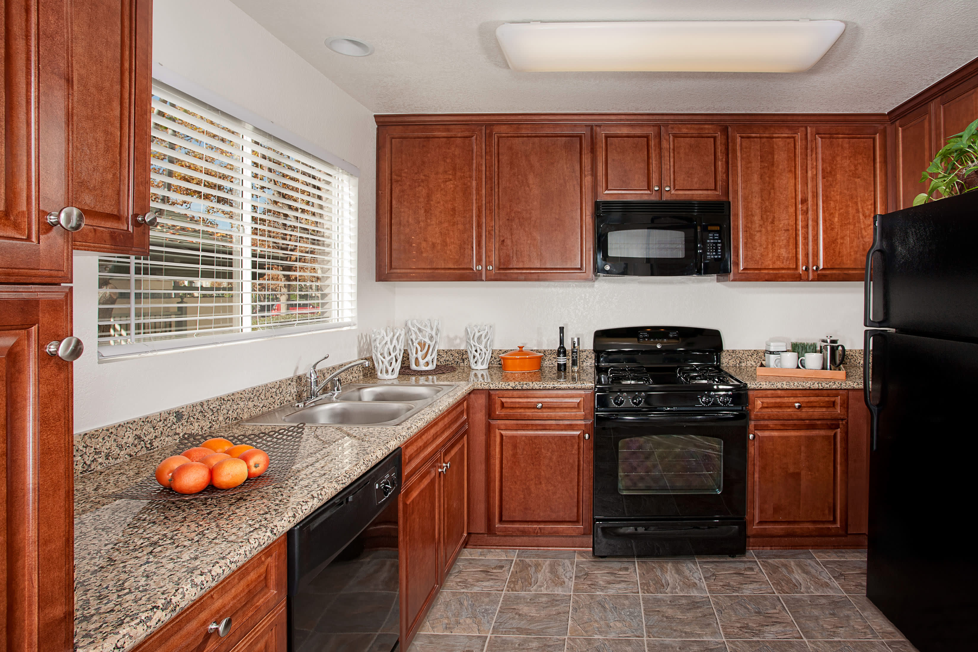 Elegantly Crafted Tantalizingly Spacious 4 Bedroom Home On Day Creek – photo 2