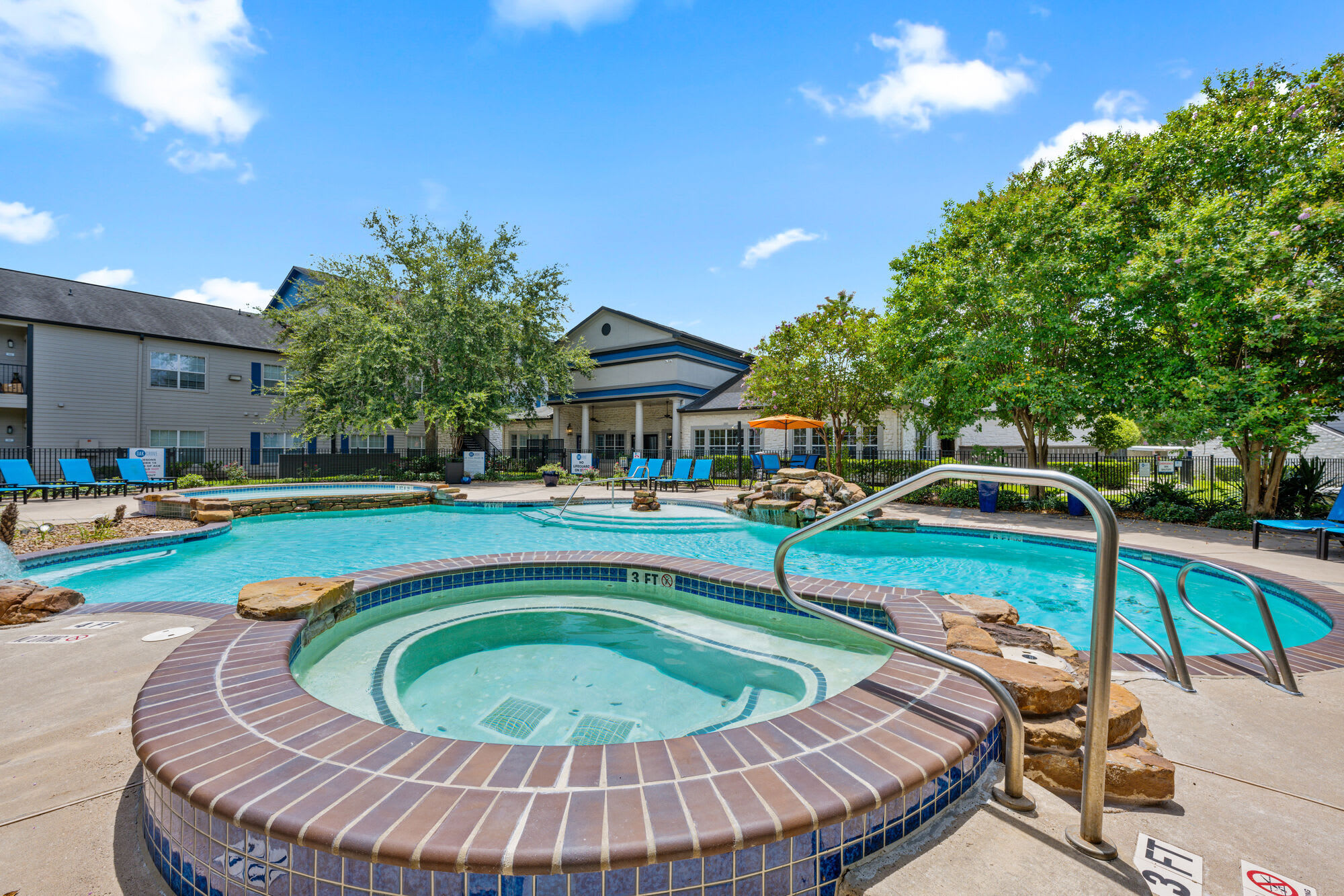 Oak Grove Apartments – photo 2