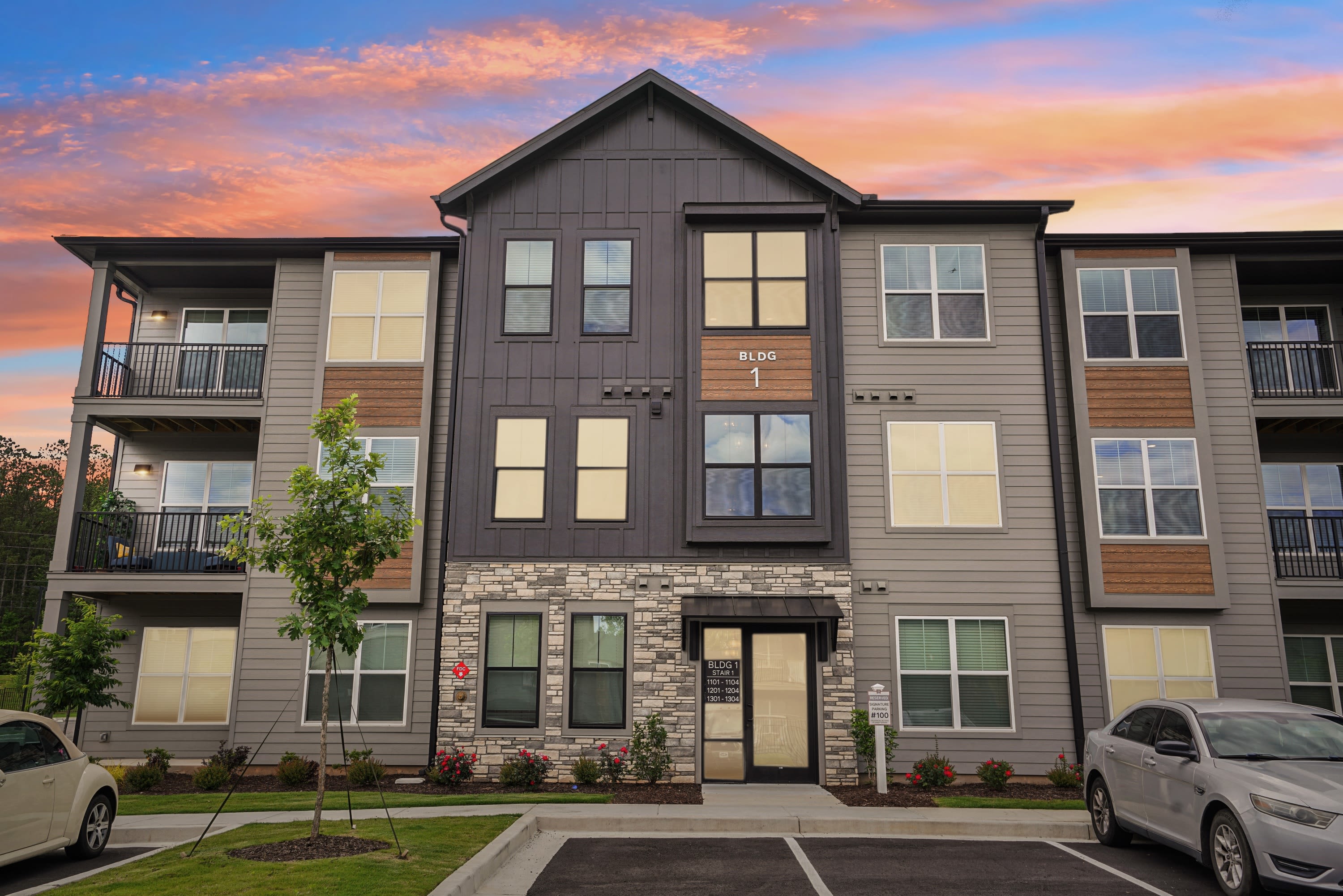 The Pullman Luxury Apartment Homes – photo 2