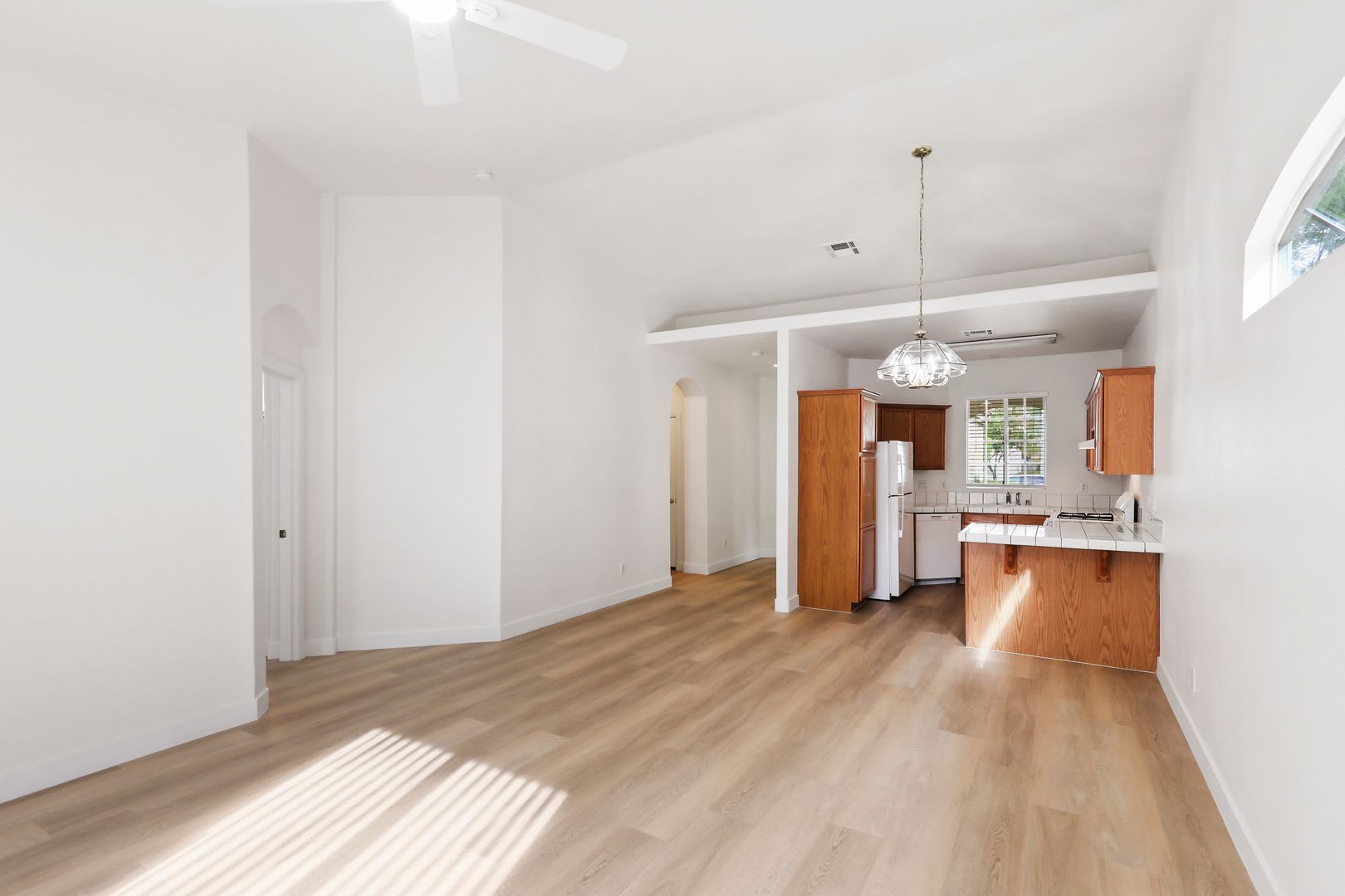 Beautiful 2 Bedroom Townhome In the Desirable Gated Terraces Of Seven Hills – photo 2