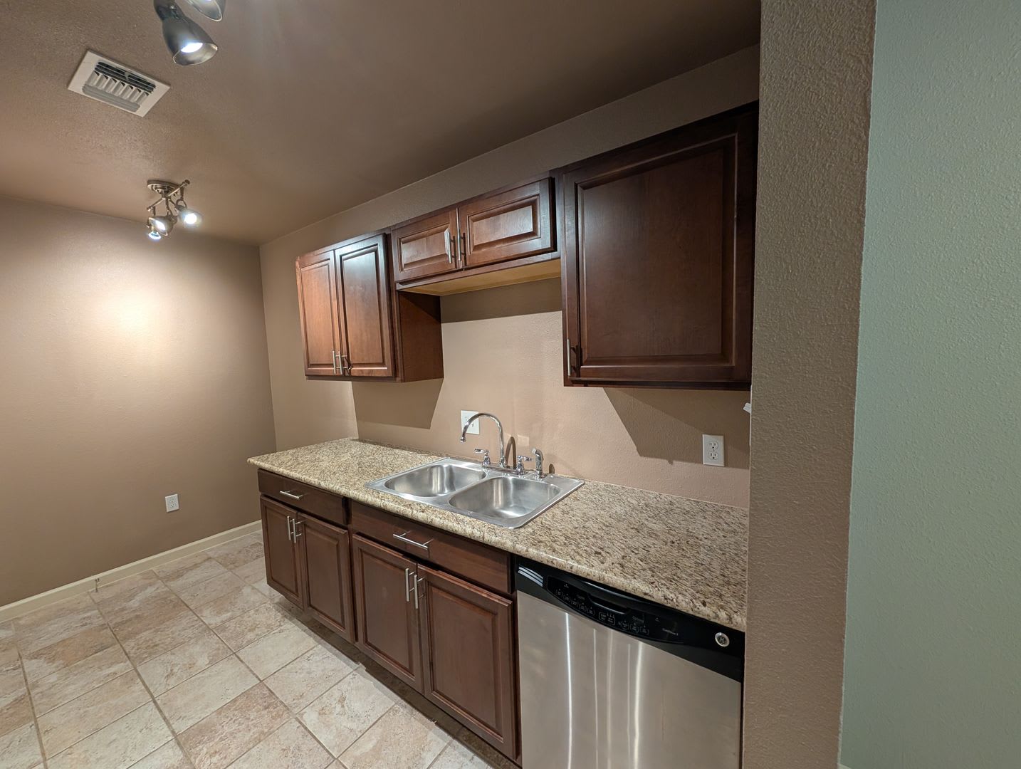 2 2 Condo On Lake Mcqueeny Waterfront Condos Boat Slip Fridge Washer Dryer Included Community Pool Seguin Isd – photo 3