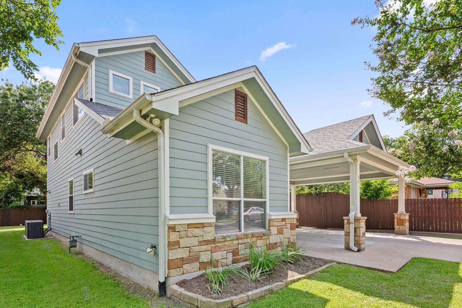 UT PRE-LEASE: Beautiful 6 Bed/ 4 Ba Home In North Loop Area, Mins To UT – photo 3