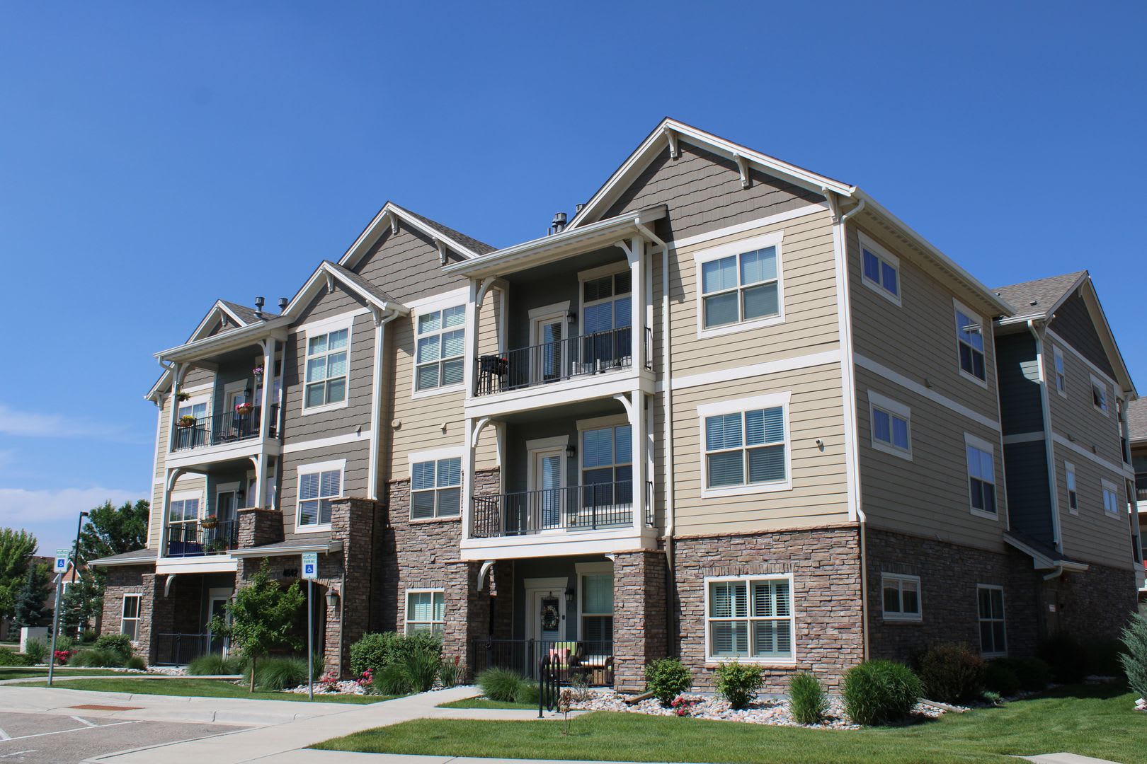 200 Off First Month Secure Stylish Convenient 2 Bed Condo In Loveland – photo 1