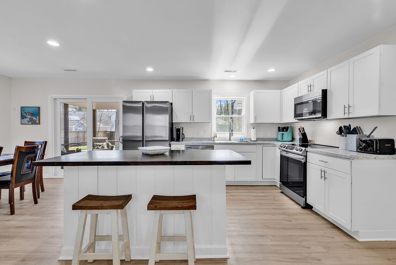 Fully upgraded, Pet-Friendly, Three Bedroom Furnished Home is Now Available in NMB! – photo 5
