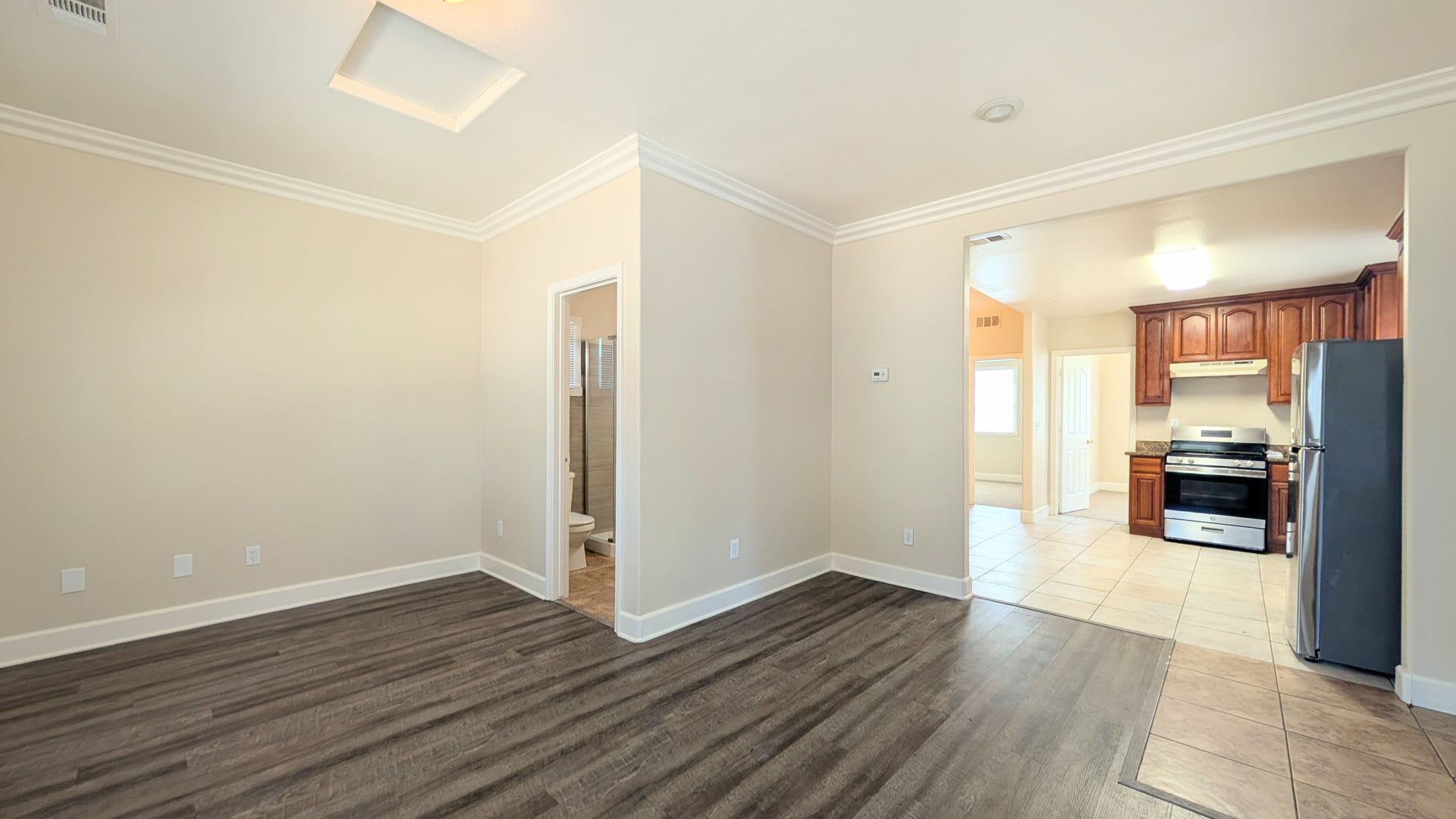 GREAT DOWNTOWN LOCATION!! GATED PARKING! – photo 2
