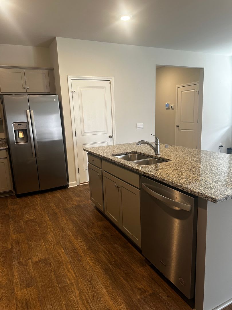 Beautiful and Spacious 5-Bedroom Home in Goose Creek – photo 3