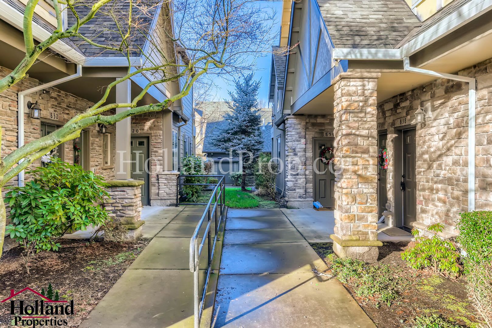 Spacious 2 Bed, 2.5 Bath Condo with Brand New Carpet – Prime Hillsboro Location – photo 5